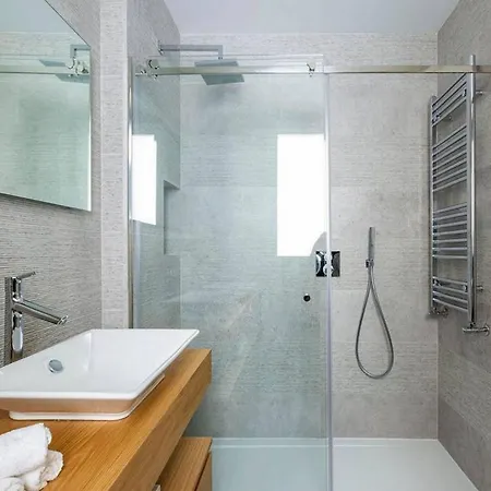 Modern Aparment - Up To 6 Guests ---